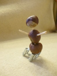 Kastanienmännchen im Rollstuhl