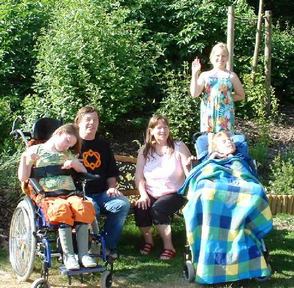 Familie Hein im garten von Syke... / All the Heins shot in the garden of the Children's Hospice, Syke